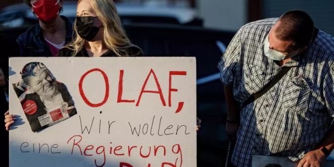 Anhänger von Olaf Scholz unterstützen den SPD-Kanzlerkandidaten bei einer Wahlkampfveranstaltung. Foto: Axel Heimken/dpa Anhänger von Olaf Scholz unterstützen den SPD-Kanzlerkandidaten bei einer Wahlkampfveranstaltung. Foto: Axel Heimken/dpa