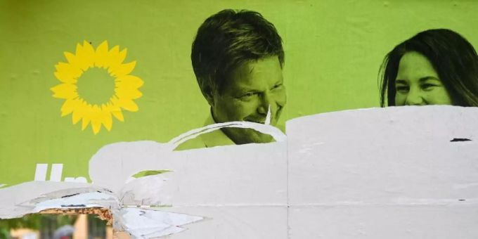 Ein zerstörtes Wahlplakat der Grünen (Symbolfoto). Foto: Hendrik Schmidt/dpa-Zentralbild/dpa Ein zerstörtes Wahlplakat der Grünen (Symbolfoto). Foto: Hendrik Schmidt/dpa-Zentralbild/dpa
