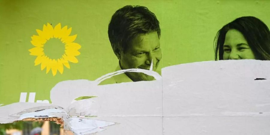 Ein zerstörtes Wahlplakat der Grünen (Symbolfoto). Foto: Hendrik Schmidt/dpa-Zentralbild/dpa