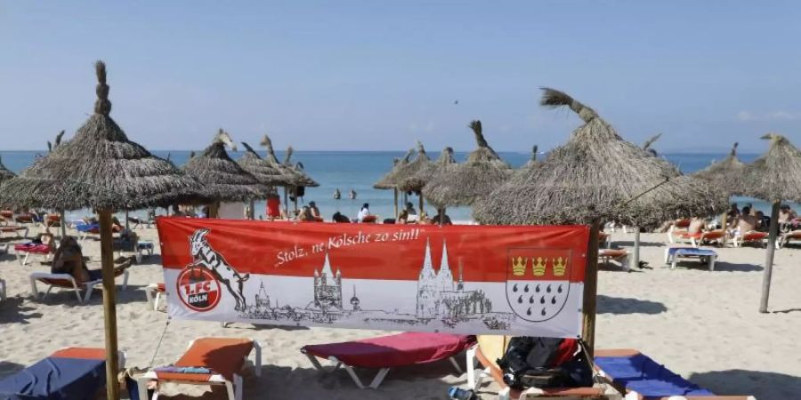 Die Playa de Palma ist derzeit fest in Kölner Hand. Das Wetter ist auch im September noch sommerlich, die Kneipen sind geöffnet und die Reisebranche reibt sich die Hände. Foto: Clara Margais/dpa