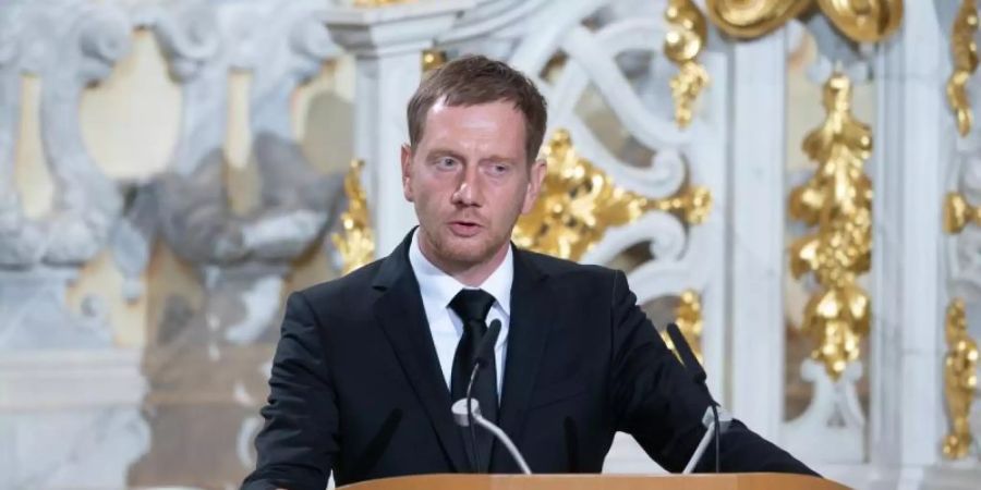 Michael Kretschmer (CDU), Ministerpräsident von Sachsen, spricht bei dem Trauerstaatsakt in der Frauenkirche zu den Gästen. Foto: Sebastian Kahnert/dpa-Zentralbild/dpa