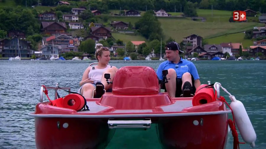 Laura fühlt sich auf dem Pedalo gar nicht wohl.