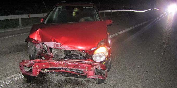 Das Auto wurde total beschädigt. Kantonspolizei Glarus