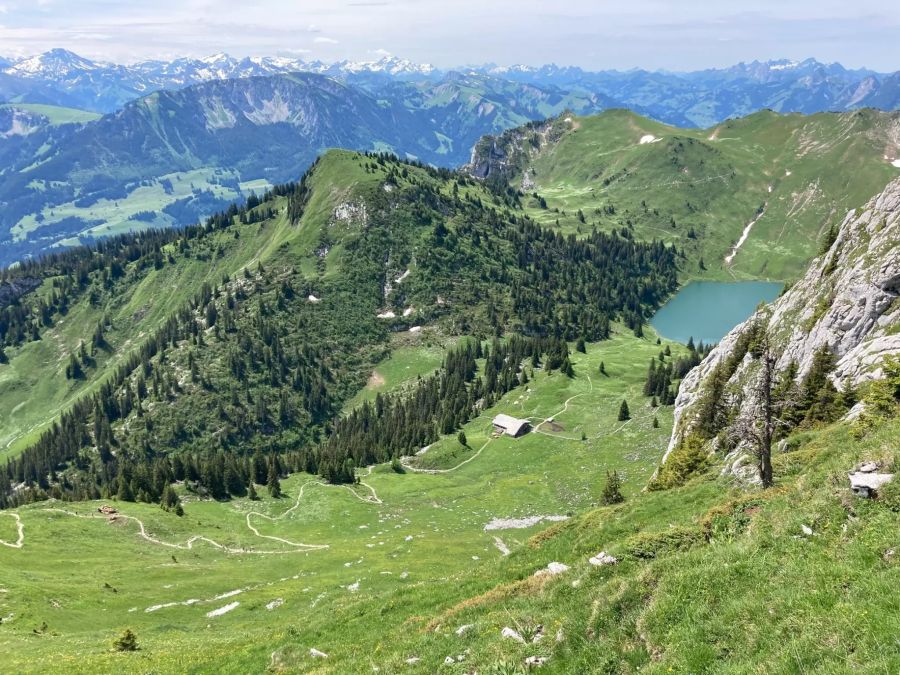 Beim Aufstieg auf das Stockhorn eröffnet sich der Blick auf den Oberstockensee.