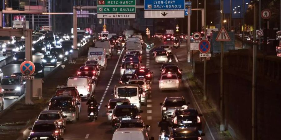 Anders als in Deutschland, dürfen Motorradfahrer in Frankreich bei mehreren Fahrspuren je Richtung und geteilter Fahrbahn die stockenden Autoschlangen überholen. Foto: Stephane De Sakutin/AFP/dpa