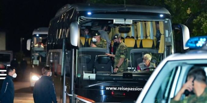 Zwei Reisebusse mit denen Ortskräften aus Afghanistan am frühen Morgen auf dem Gelände der DRK-Flüchtlingshilfe. Foto: Patrick Pleul/dpa-Zentralbild/dpa Zwei Reisebusse mit denen Ortskräften aus Afghanistan am frühen Morgen auf dem Gelände der DRK-Flüchtlingshilfe. Foto: Patrick Pleul/dpa-Zentralbild/dpa