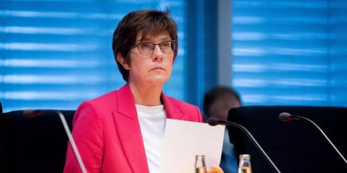 Verteidigungsministerin Annegret Kramp-Karrenbauer. Foto: Kay Nietfeld/dpa Verteidigungsministerin Annegret Kramp-Karrenbauer. Foto: Kay Nietfeld/dpa
