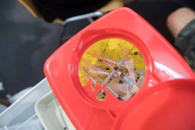 Gebrauchte Spritzen nach der erfolgten Corona-Impfung werden im Impfzentrum von Giubiasco TI am Dienstag, 29. Juni 2021, in einem Behälter gesammelt. Spritzen Corona-Impfung Coronavirus