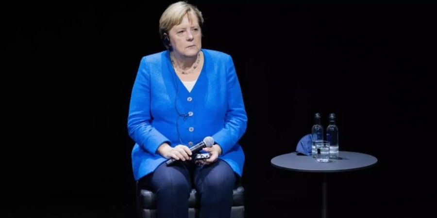 Angela Merkel bei einem Podiumsgespräch im Schauspielhaus Düsseldorf. Foto: Rolf Vennenbernd/dpa-Pool/dpa