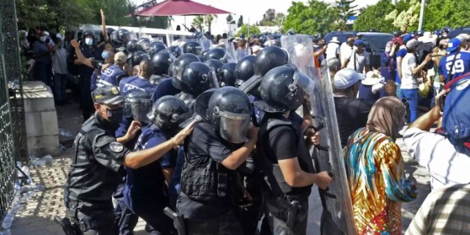 Sicherheitskräfte und Demonstranten in Tunis Sicherheitskräfte und Demonstranten in Tunis
