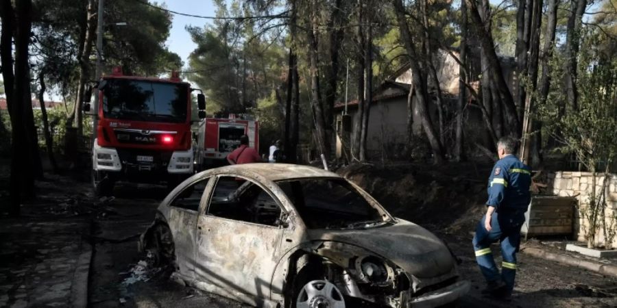 Die Feuerwehr begutachtet die Schäden in Dionysos.