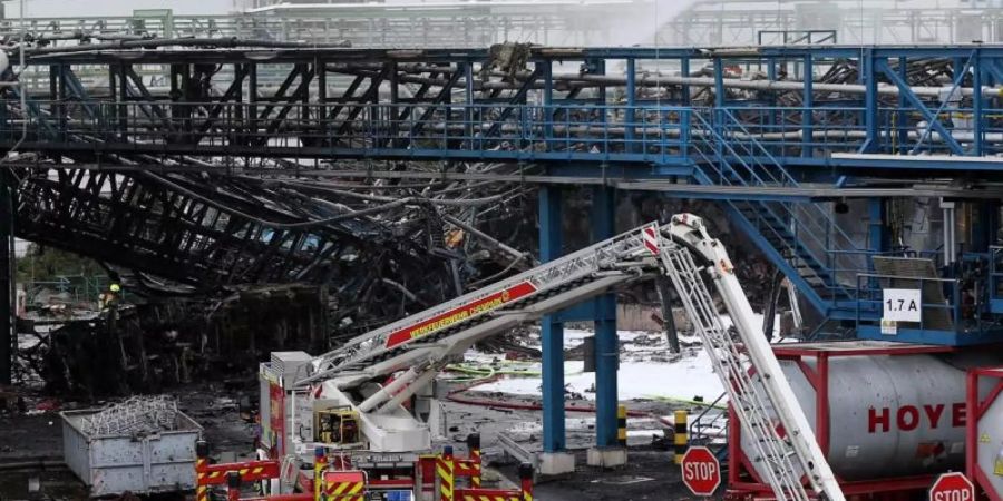 Einsatzkräfte der Feuerwehr sind mit Löscharbeiten im Chempark beschäftigt. Foto: Chempark/Currenta GmbH