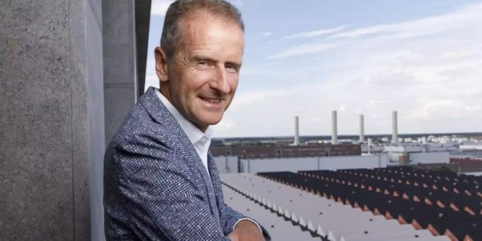 Herbert Diess, Vorsitzender des Vorstands der Volkswagen AG, posiert bei einem Fotoshooting auf dem Balkon über dem Firmengelände in Wolfsburg. Herbert Diess
