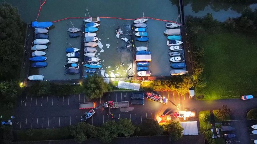 Die Flammen griffen dann aber auf weiter Boote über.