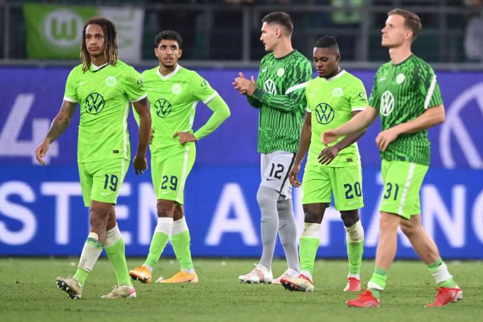 Kevin Mbabu (links) ist derzeit bei Wolfsburg unter Vertrag. Kevin Mbabu