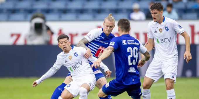 Der FC Luzern und Lausanne liefern sich ein enges Spiel. FC Luzern