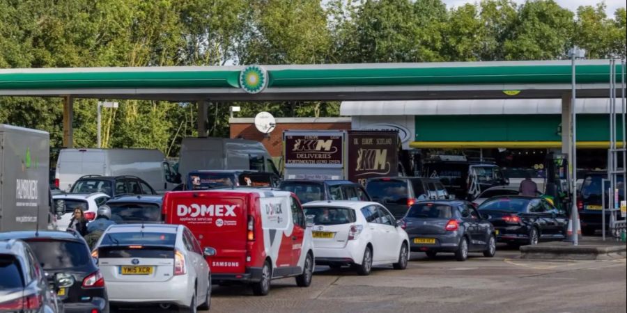 Reihenweise warten Briten vor einer Tankstelle – die Benzin-Krise in Grossbritannien dauert bereits einige Tage an.