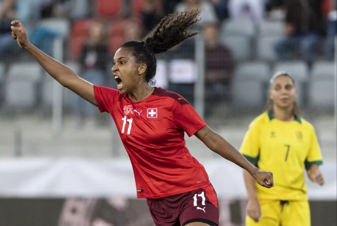 Coumba Sow jubelt über ihr Tor zum 2:0 für die Schweizer Nati gegen Litauen. Schweizer Nati Coumba Sow