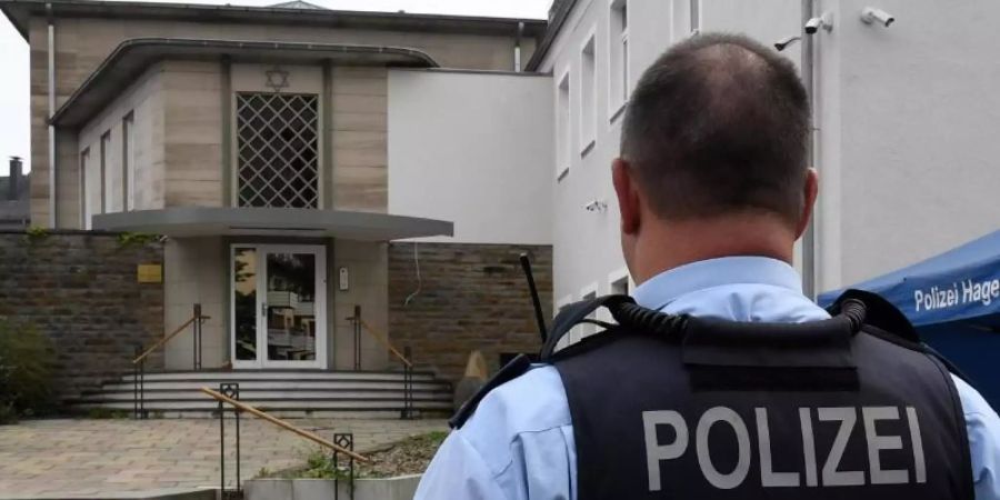 Die Polizei Hagen bewacht jetzt die Synagoge. Foto: Roberto Pfeil/dpa