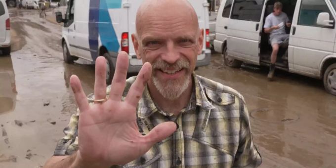 Wolfgang Horna zeigt an seiner Hand seinen Ehering. Hochwasser
