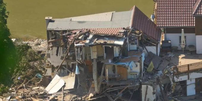Ein Haus in Marienthal (Rheinland-Pfalz) ist nach dem Hochwasser vollkommen aufgerissen. Foto: Thomas Frey/dpa Desinformation