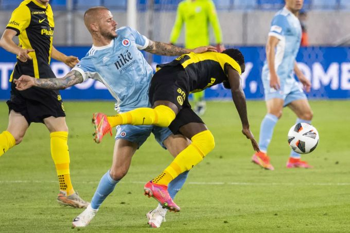 Nicolas Moumi Ngamaleu (YB) im Zweikampf mit Vladimir Weiss (Slovan Bratislava) in der Champions-League-Quali. YB Slovan Champions League