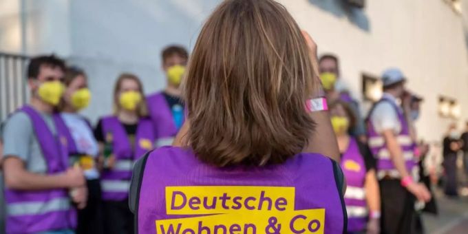 Unterstützer der Initiative «Deutsche Wohnen und Co. enteignen» sammeln sich vor Beginn der Wahlparty der Initiative vor den Union-Filmstudios. berlin