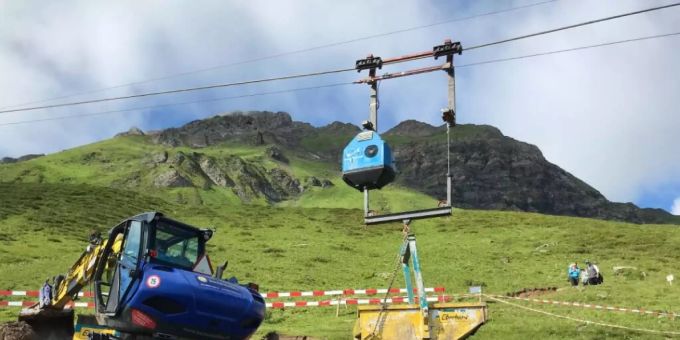 Mit Hilfe eines Baggers und einer Seilbahn wurde die Stelle, an der auf der Melchsee-Frutt ein Tiger abgestürzt ist, saniert. Mit Hilfe eines Baggers und einer Seilbahn wurde die Stelle, an der auf der Melchsee-Frutt ein Tiger abgestürzt ist, saniert.