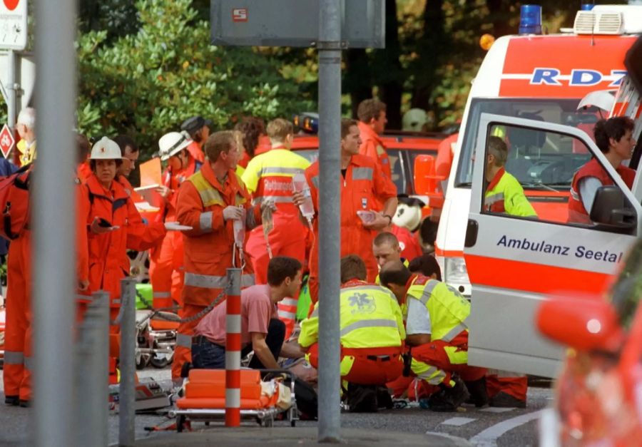 Der Attentäter gelangte unbehelligt ins Zuger Parlamentsgebäude und schoss im Saal des tagenden Parlaments wild um sich.