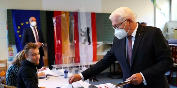 Frank-Walter Steinmeier wählt Frank-Walter Steinmeier wählt