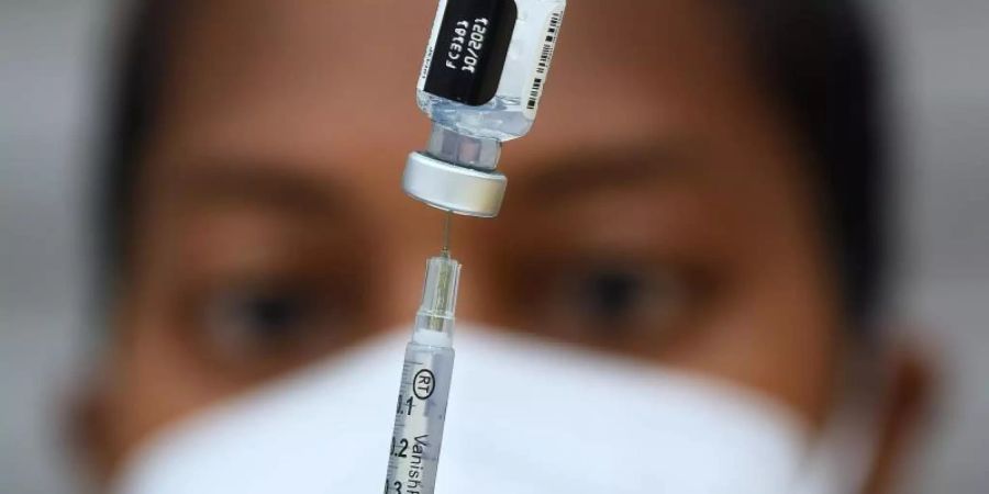 Experten von FDA und CDC haben Auffrischungen nur für Menschen ab 65 Jahren und Risikogruppen empfohlen. Foto: Paul Hennessy/SOPA Images via ZUMA Press Wire/dpa