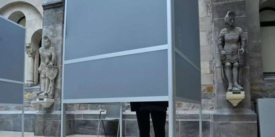 Eine Frau gibt ihre Stimme ab