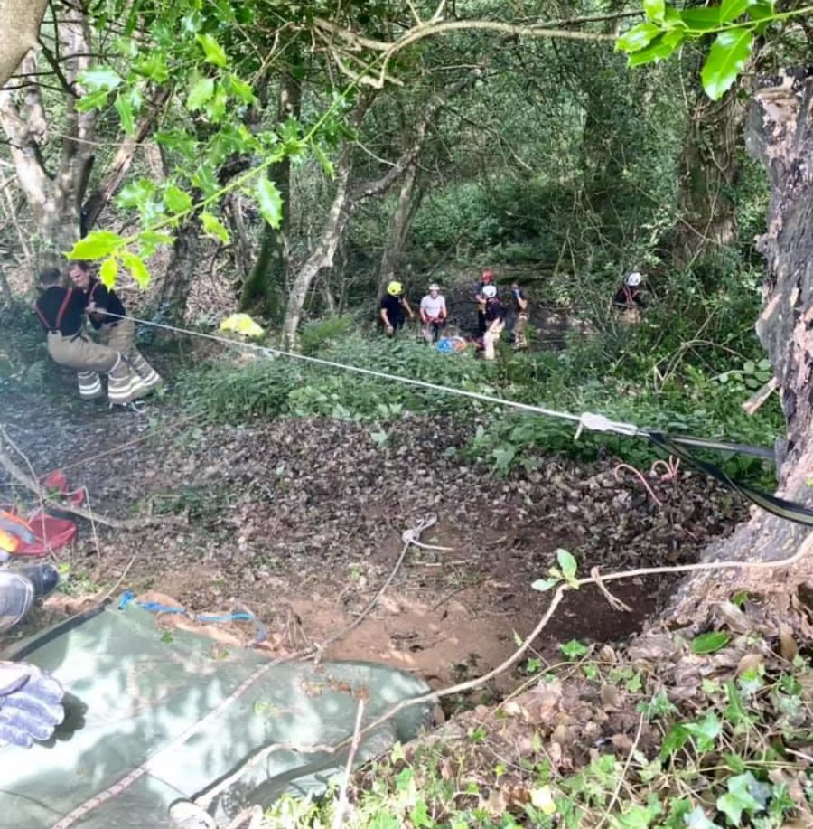 Die Frau ist in die 21 Meter tiefe Schlucht gestürzt.