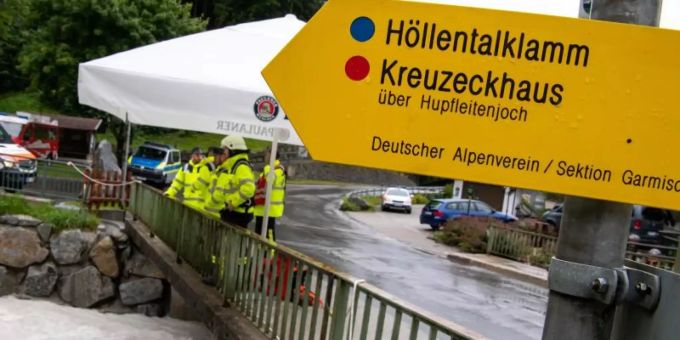 Feuerwehrleute stehen in Grainau nach einer Flutwelle in der Höllentalklamm bereit, um Opfer aus dem Fluss Hammersbach zu bergen. Foto: Peter Kneffel/dpa Feuerwehrleute stehen in Grainau nach einer Flutwelle in der Höllentalklamm bereit, um Opfer aus dem Fluss Hammersbach zu bergen. Foto: Peter Kneffel/dpa