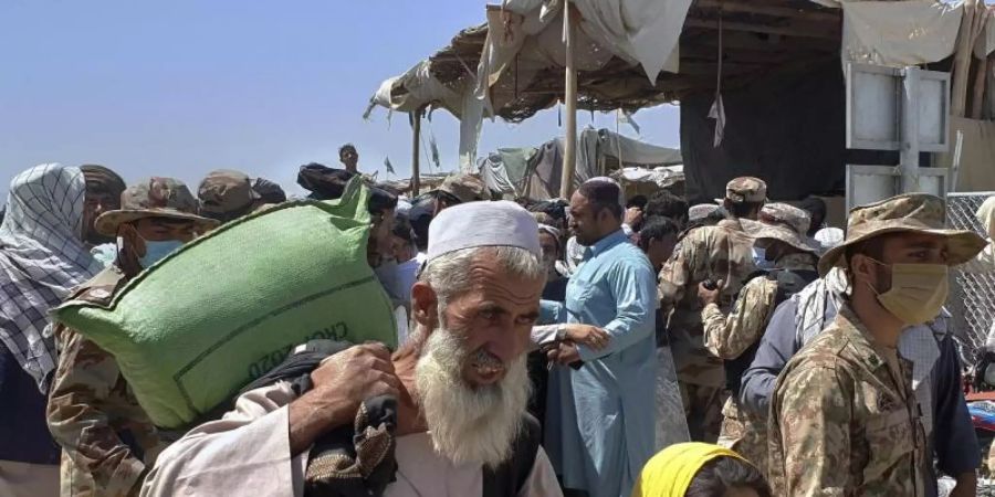 Dichtes Gedränge an der pakistanisch-afghanischen Grenze in Chaman. Foto: Jafar Khan/AP/dpa