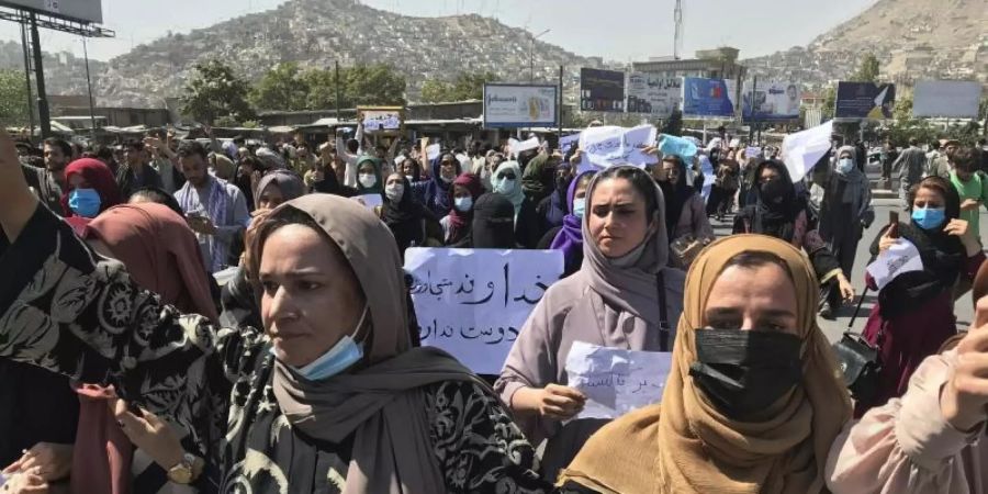 Afghanische Frauen bei einer Anti-Pakistan-Demonstration in der Nähe der pakistanischen Botschaft. Foto: Wali Sabawoon/AP/dpa