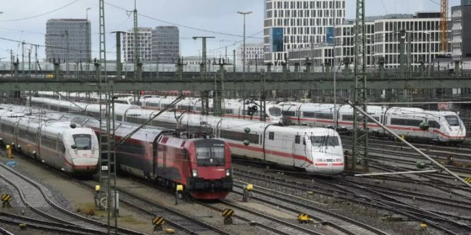 Züge der Deutschen Bahn am Münchner Hauptbahnhof. DB