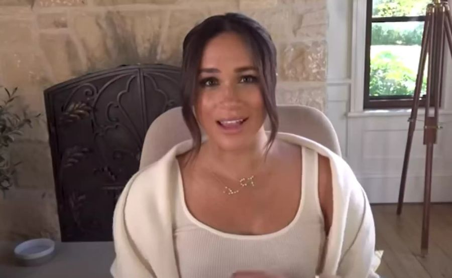 Meghan Markle setzt für das Geburi-Video eher auf einen legeren Look.