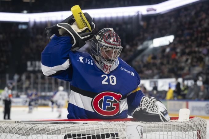 Fribourg-Goalie Reto Berra beim dritten Spiel der Playoff-Serie zwischen Gottéron und dem HC Lugano. Reto Berra