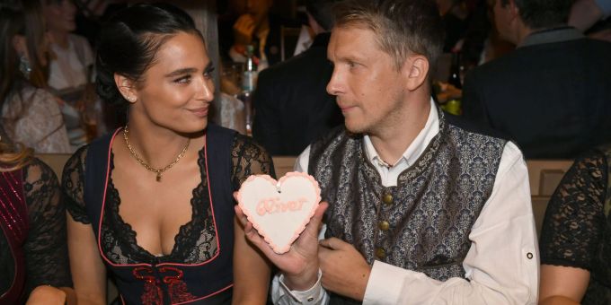 Der Comedian Oliver Pocher und seine Frau Amira feiern beim Almauftrieb" im Käfer-Zelt auf dem Oktoberfest. Der Comedian Oliver Pocher und seine Frau Amira feiern beim Almauftrieb" im Käfer-Zelt auf dem Oktoberfest.