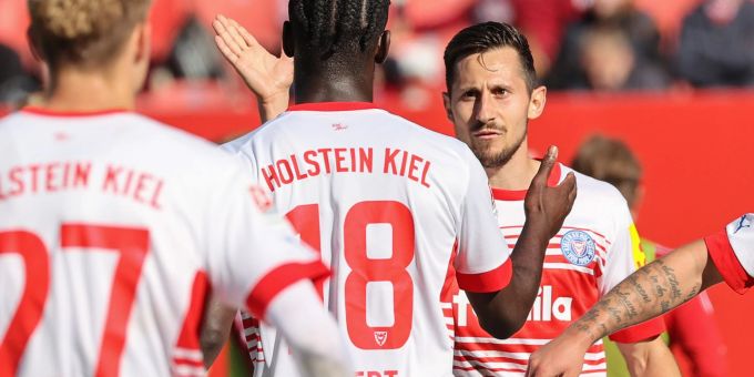 Holstein Kiel setzte sich nach einem Rückstand noch in Nürnberg durch. Holstein Kiel setzte sich nach einem Rückstand noch in Nürnberg durch.