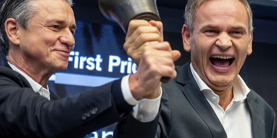 Porsche-Chef Oliver Blume und Finanzvorstand Lutz Meschke läuten die Glocke zum Start der Börsennotierung von Porsche an der Börse in Frankfurt. (Archivbild)