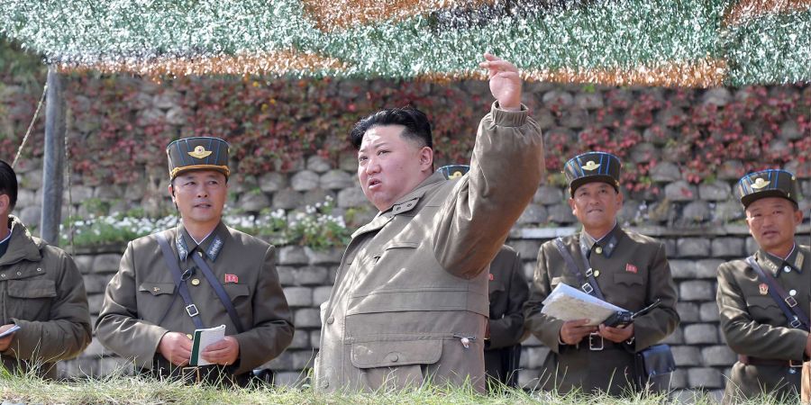 Kim Jong Un bei einer Militärübung für Luftangriffe der koreanischen Volksarmee.