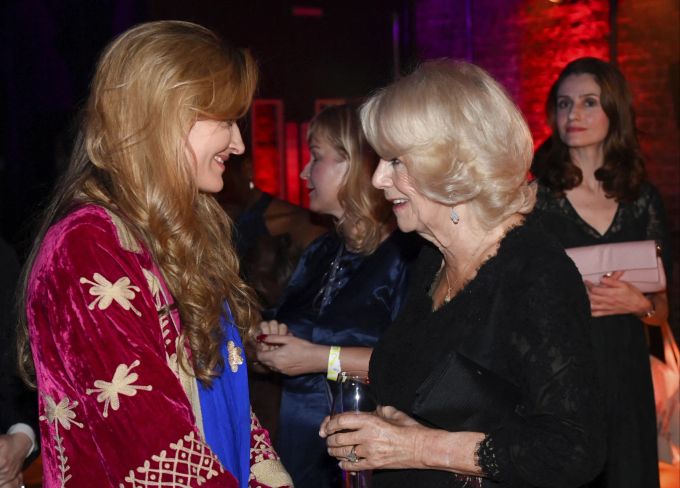 Camila unterhält sich mit Natascha McElhon. (Toby Melville/Pool Photo via AP) Britain Booker Prize