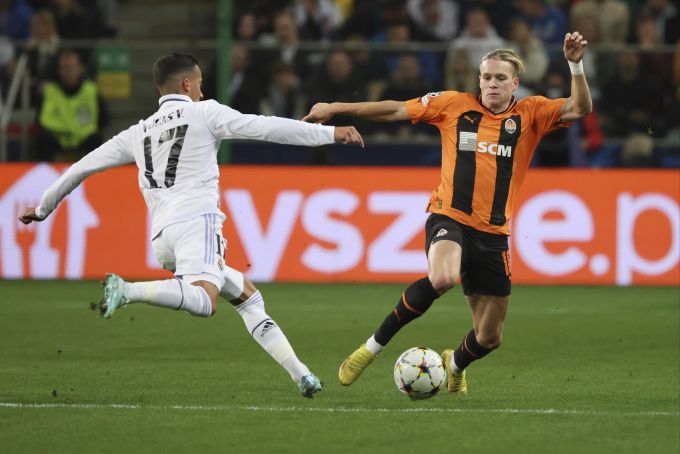 Mykhaylo Mudryk (Shakhtar Donezk) gegen Lucas Vazquez (Real Madrid) in der Champions League. Shakhtar Real Champions League