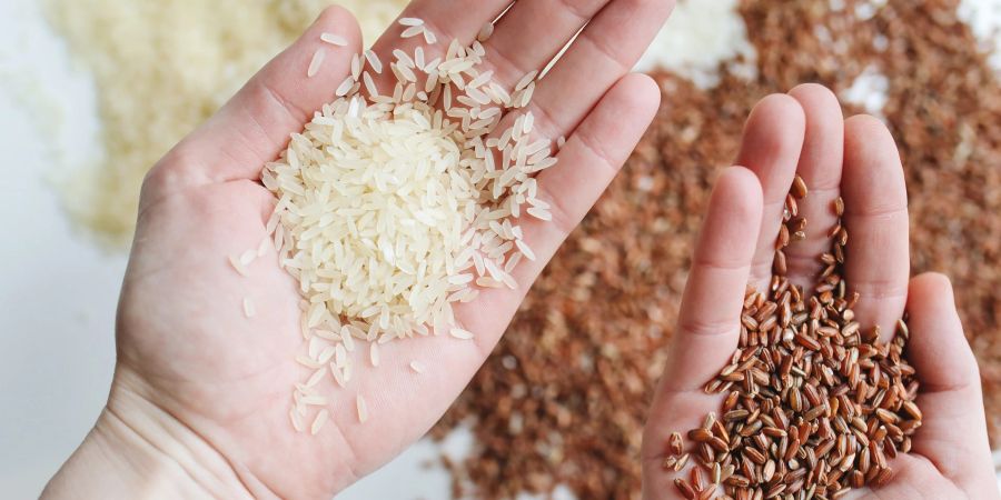 Weisser Reis und Naturreis haben unterschiedliche Qualitäten und Eigenschaften.