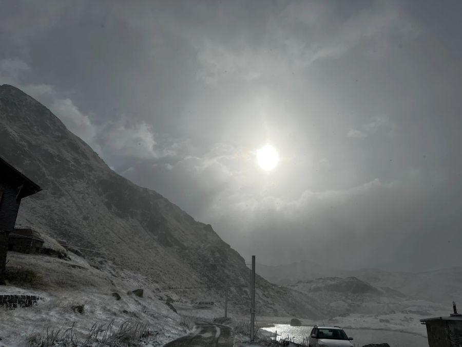 Die Sonne kämpft sich am Gotthard durch die Wolken.