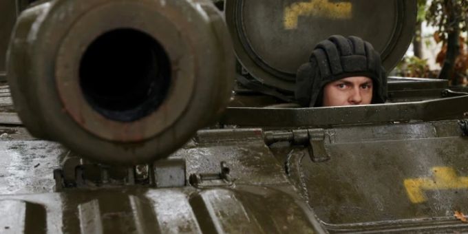 Ukrainischer Soldat in einer Haubitze in der Ostukraine. (Symbolbild) Haubitze