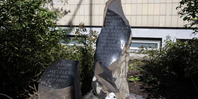 Der Gedenkstein für den ermordeten Jakob von Metzler an dessen ehemaliger Schule in Frankfurt-Sachsenhausen. Der Gedenkstein für den ermordeten Jakob von Metzler an dessen ehemaliger Schule in Frankfurt-Sachsenhausen.