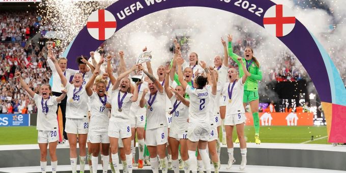 Englands Spielerinnen jubeln mit dem EM-Pokal. Englands Spielerinnen jubeln mit dem EM-Pokal.